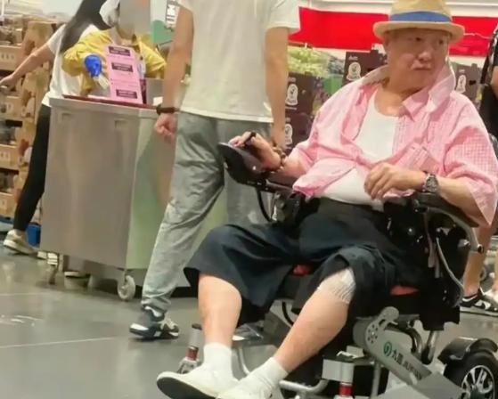 "Ông vua võ thuật" sở hữu khối tài sản kếch xù: Ăn mặc giản dị, ngồi xe lăn đi chợ tự tay mua thịt lợn- Ảnh 3. "Ông vua võ thuật" sở hữu khối tài sản kếch xù: Ăn mặc giản dị, ngồi xe lăn đi chợ tự tay mua thịt lợn- Ảnh 3.