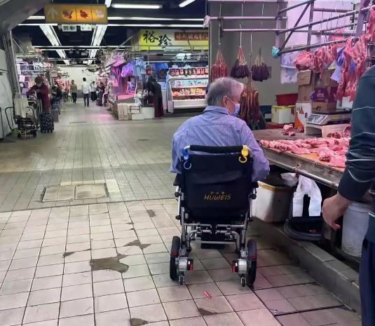 "Ông vua võ thuật" sở hữu khối tài sản kếch xù: Ăn mặc giản dị, ngồi xe lăn đi chợ tự tay mua thịt lợn- Ảnh 1. "Ông vua võ thuật" sở hữu khối tài sản kếch xù: Ăn mặc giản dị, ngồi xe lăn đi chợ tự tay mua thịt lợn- Ảnh 1.