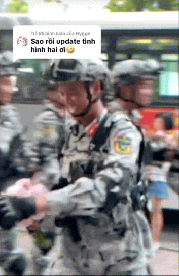 Hàng triệu người theo dõi clip cô gái tặng hoa chàng quân nhân với nụ cười bẽn lẽn: Chính chủ hé lộ tin hot!- Ảnh 1.