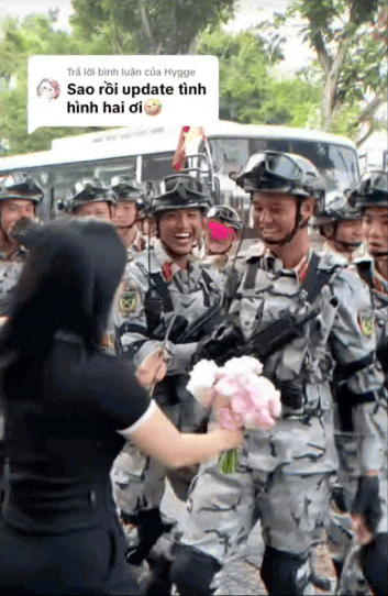 Hàng triệu người theo dõi clip cô gái tặng hoa chàng quân nhân với nụ cười bẽn lẽn: Chính chủ hé lộ tin hot!- Ảnh 2.