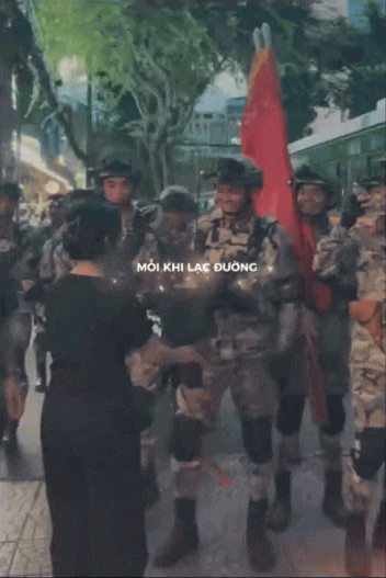 Hàng triệu người theo dõi clip cô gái tặng hoa chàng quân nhân với nụ cười bẽn lẽn: Chính chủ hé lộ tin hot!- Ảnh 5.