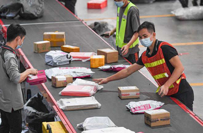 Phát hiện 13kg vàng thỏi trị giá 23 tỷ đồng trong gói hàng ship- Ảnh 2. Phát hiện 13kg vàng thỏi trị giá 23 tỷ đồng trong gói hàng ship- Ảnh 2.