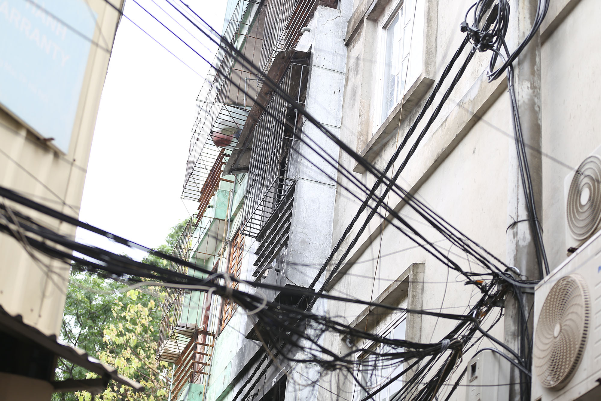 Vụ cháy nhà khiến 3 người chết ở Hà Nội: Người dân không thể tiếp cận vào cứu người vì 1 chi tiết đau lòng- Ảnh 5.