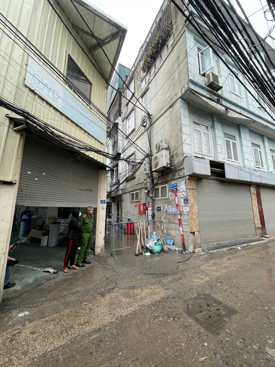 Vụ cháy nhà khiến 3 người chết ở Hà Nội: Người dân không thể tiếp cận vào cứu người vì 1 chi tiết đau lòng- Ảnh 2.