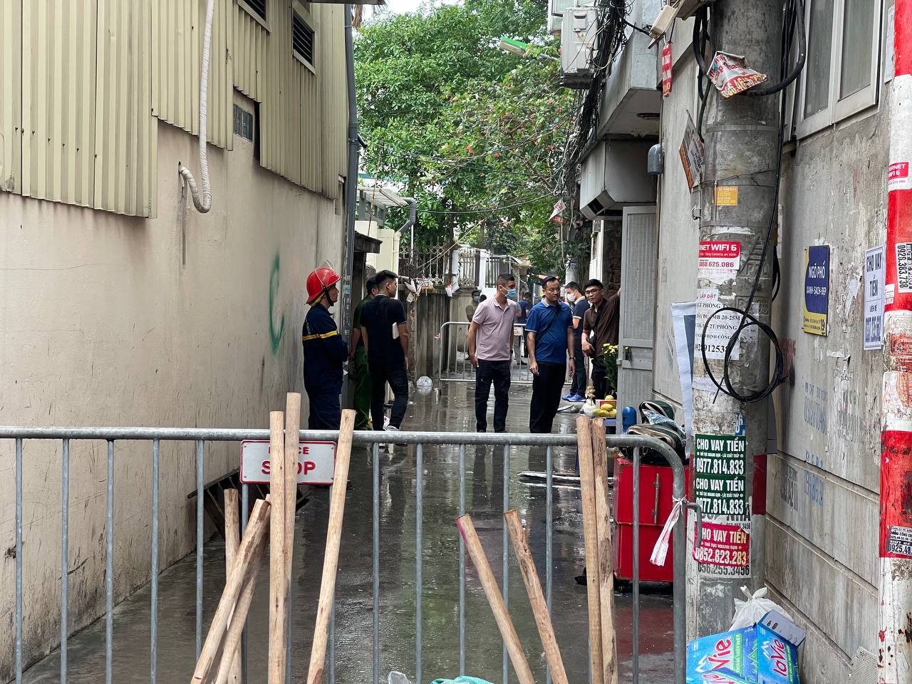 Vụ cháy nhà khiến 3 người chết ở Hà Nội: Người dân không thể tiếp cận vào cứu người vì 1 chi tiết đau lòng- Ảnh 3.