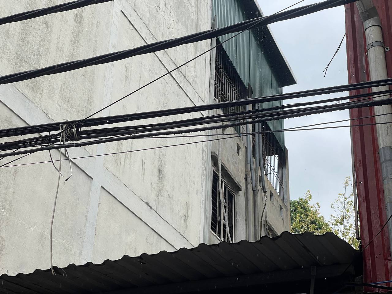 Vụ cháy nhà khiến 3 người chết ở Hà Nội: Người dân không thể tiếp cận vào cứu người vì 1 chi tiết đau lòng- Ảnh 6.