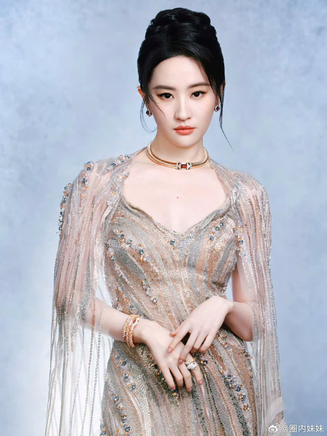 Thảm đỏ hot nhất hôm nay: Lưu Diệc Phi "thua đau đớn" trước cam thường, suýt vồ ếch và đụng mặt "tình tin đồn”- Ảnh 4. Thảm đỏ hot nhất hôm nay: Lưu Diệc Phi "thua đau đớn" trước cam thường, suýt vồ ếch và đụng mặt "tình tin đồn”- Ảnh 4.