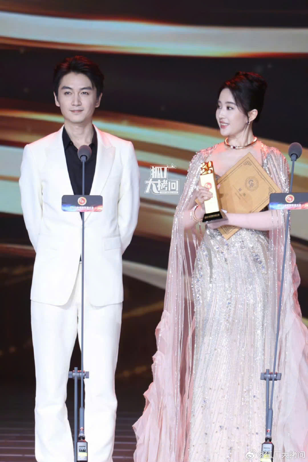 Thảm đỏ hot nhất hôm nay: Lưu Diệc Phi "thua đau đớn" trước cam thường, suýt vồ ếch và đụng mặt "tình tin đồn”- Ảnh 9. Thảm đỏ hot nhất hôm nay: Lưu Diệc Phi "thua đau đớn" trước cam thường, suýt vồ ếch và đụng mặt "tình tin đồn”- Ảnh 9.