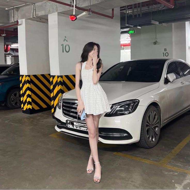 Lái chiếc xe rẻ nhất trong nhà là Mercedes-Benz C300 đi làm, cô gái bị soi mói đến mức phải thốt ra 1 câu uất ức- Ảnh 1.