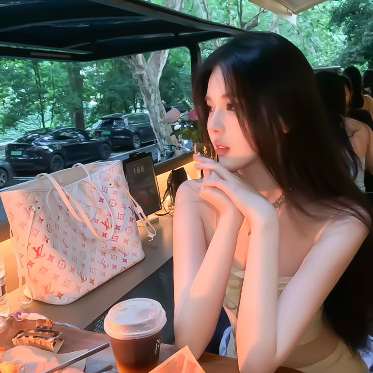 Lái chiếc xe rẻ nhất trong nhà là Mercedes-Benz C300 đi làm, cô gái bị soi mói đến mức phải thốt ra 1 câu uất ức- Ảnh 4.