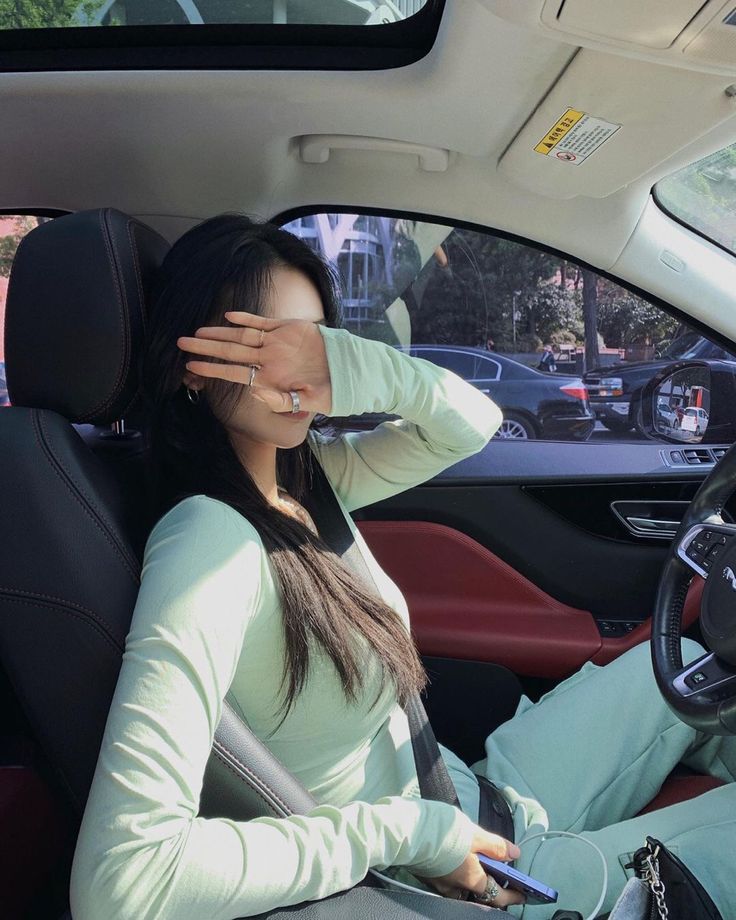 Lái chiếc xe rẻ nhất trong nhà là Mercedes-Benz C300 đi làm, cô gái bị soi mói đến mức phải thốt ra 1 câu uất ức- Ảnh 2.