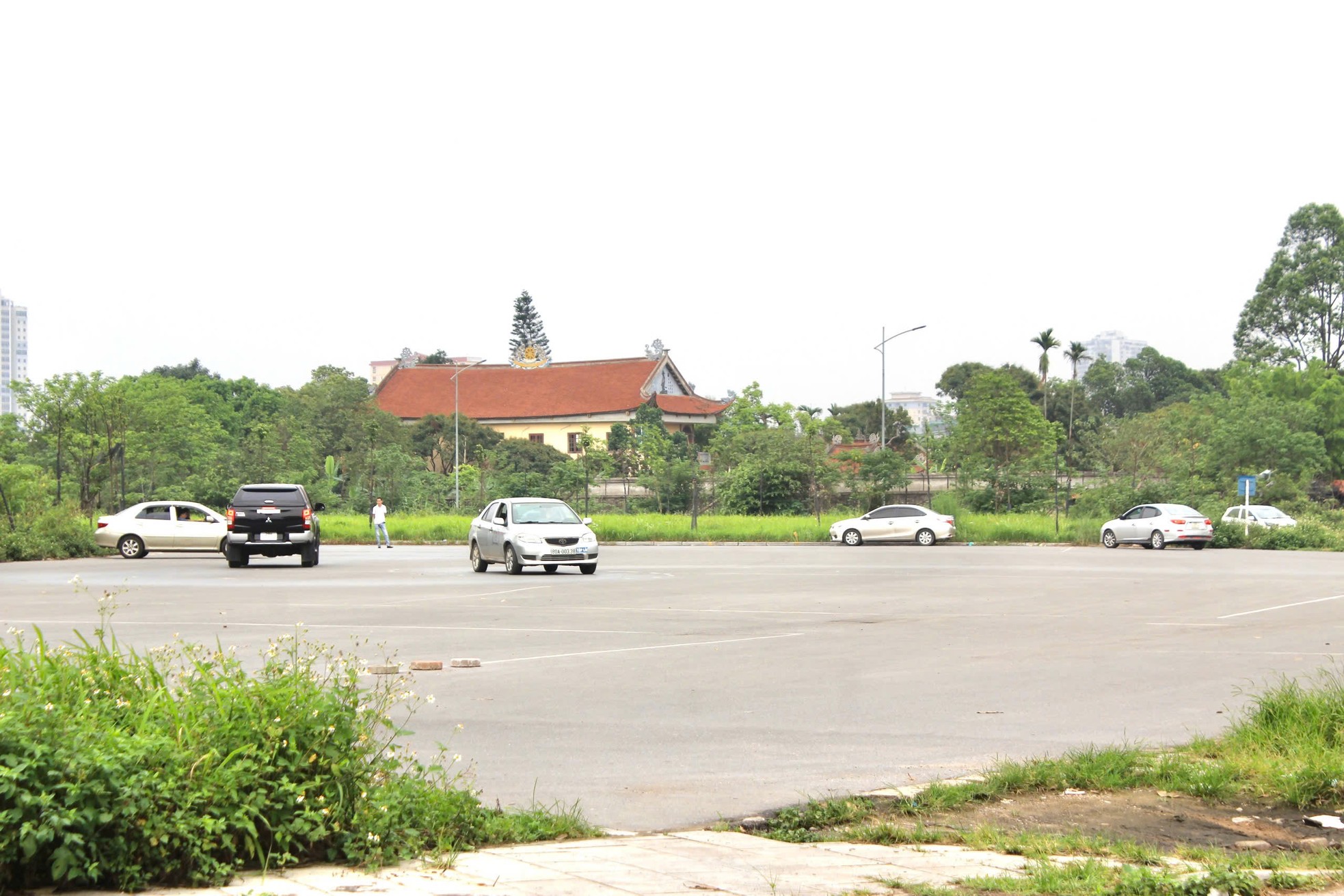 Hà Nội: Công viên nghìn tỷ dang dở, thành nơi trồng rau, đổ rác, tập lái ô tô- Ảnh 15.
