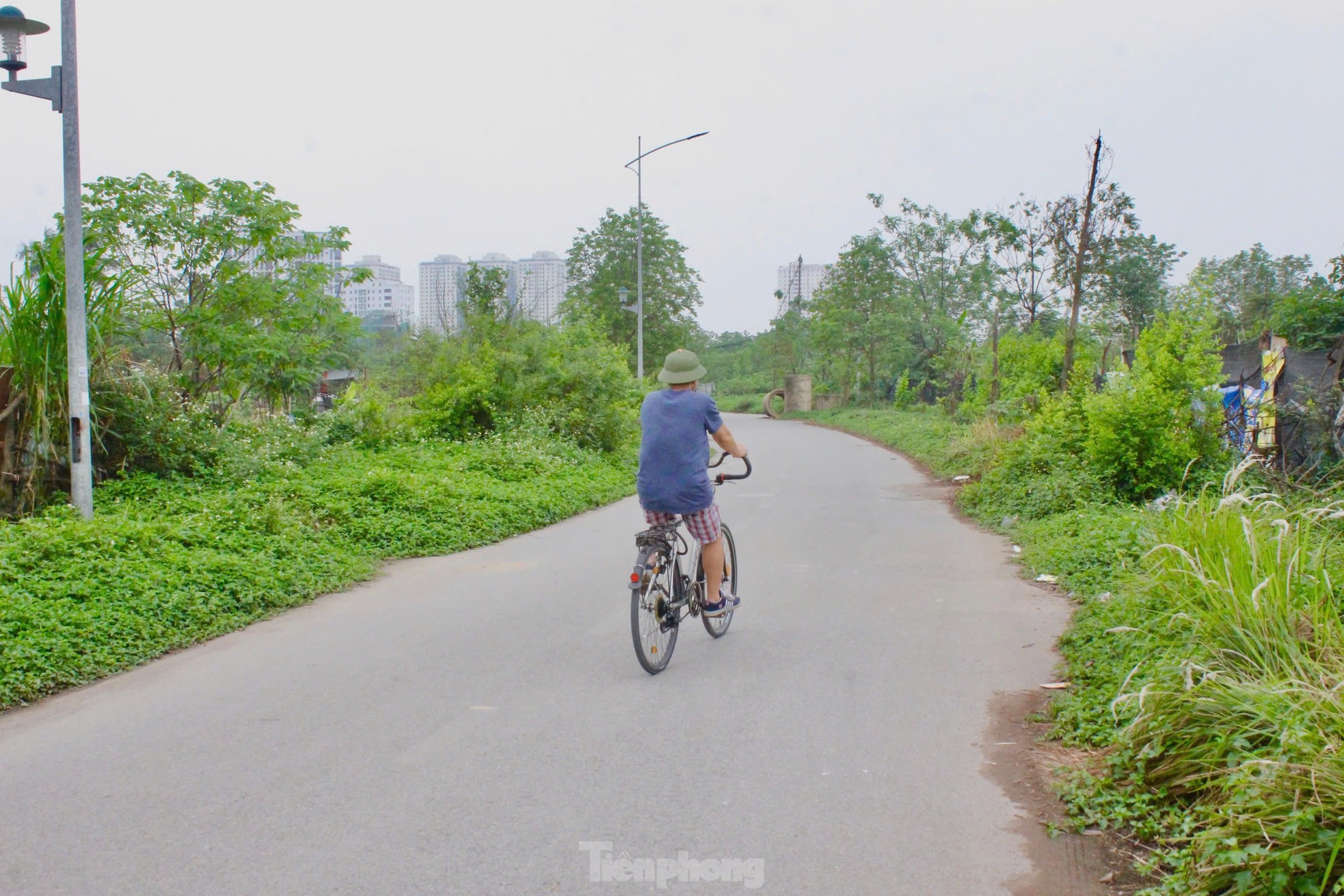 Hà Nội: Công viên nghìn tỷ dang dở, thành nơi trồng rau, đổ rác, tập lái ô tô- Ảnh 3.