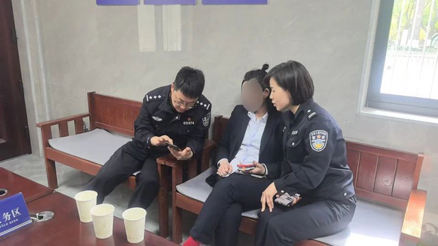 Ra ngân hàng rút hơn 500 triệu đồng từ tài khoản, người phụ nữ bất ngờ bị cảnh sát Ra ngân hàng rút hơn 500 triệu đồng từ tài khoản, người phụ nữ bất ngờ bị cảnh sát