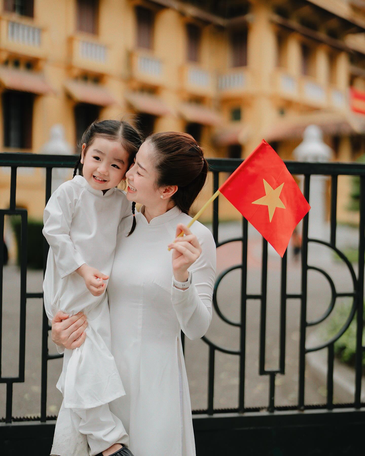 30/4 - Hà Nội, một ngày bình yên và đầy tự hào- Ảnh 6. 30/4 - Hà Nội, một ngày bình yên và đầy tự hào- Ảnh 6.