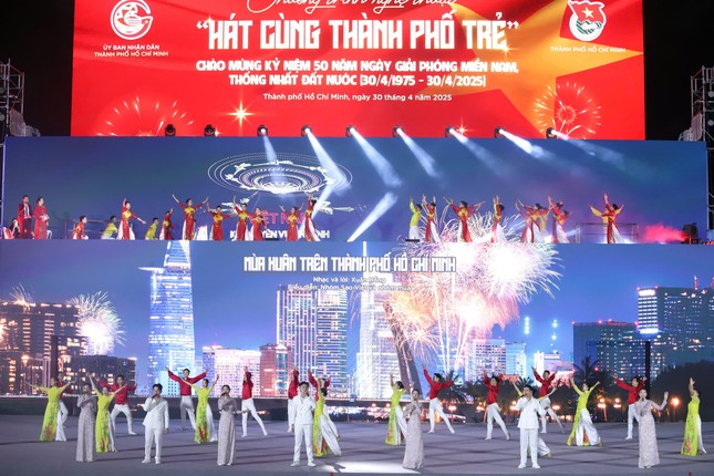 Nức lòng 'đại tiệc' pháo hoa mừng 50 năm thống nhất đất nước- Ảnh 15. Nức lòng 'đại tiệc' pháo hoa mừng 50 năm thống nhất đất nước- Ảnh 15.