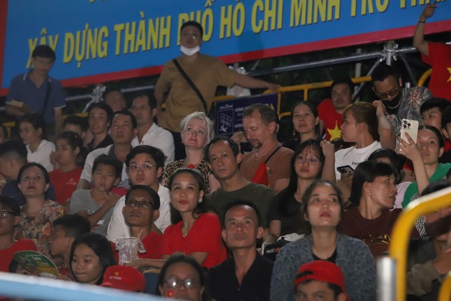 Nức lòng 'đại tiệc' pháo hoa mừng 50 năm thống nhất đất nước- Ảnh 14. Nức lòng 'đại tiệc' pháo hoa mừng 50 năm thống nhất đất nước- Ảnh 14.