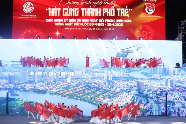 Nức lòng 'đại tiệc' pháo hoa mừng 50 năm thống nhất đất nước- Ảnh 12. Nức lòng 'đại tiệc' pháo hoa mừng 50 năm thống nhất đất nước- Ảnh 12.
