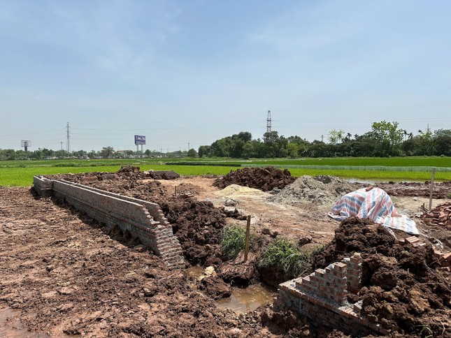 Hà Nội: Để xảy ra vi phạm về đất đai, 2 chủ tịch xã bị tạm đình chỉ- Ảnh 1. Hà Nội: Để xảy ra vi phạm về đất đai, 2 chủ tịch xã bị tạm đình chỉ- Ảnh 1.