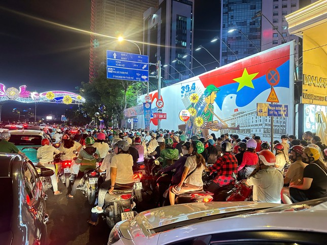 Nức lòng 'đại tiệc' pháo hoa mừng 50 năm thống nhất đất nước- Ảnh 27. Nức lòng 'đại tiệc' pháo hoa mừng 50 năm thống nhất đất nước- Ảnh 27.