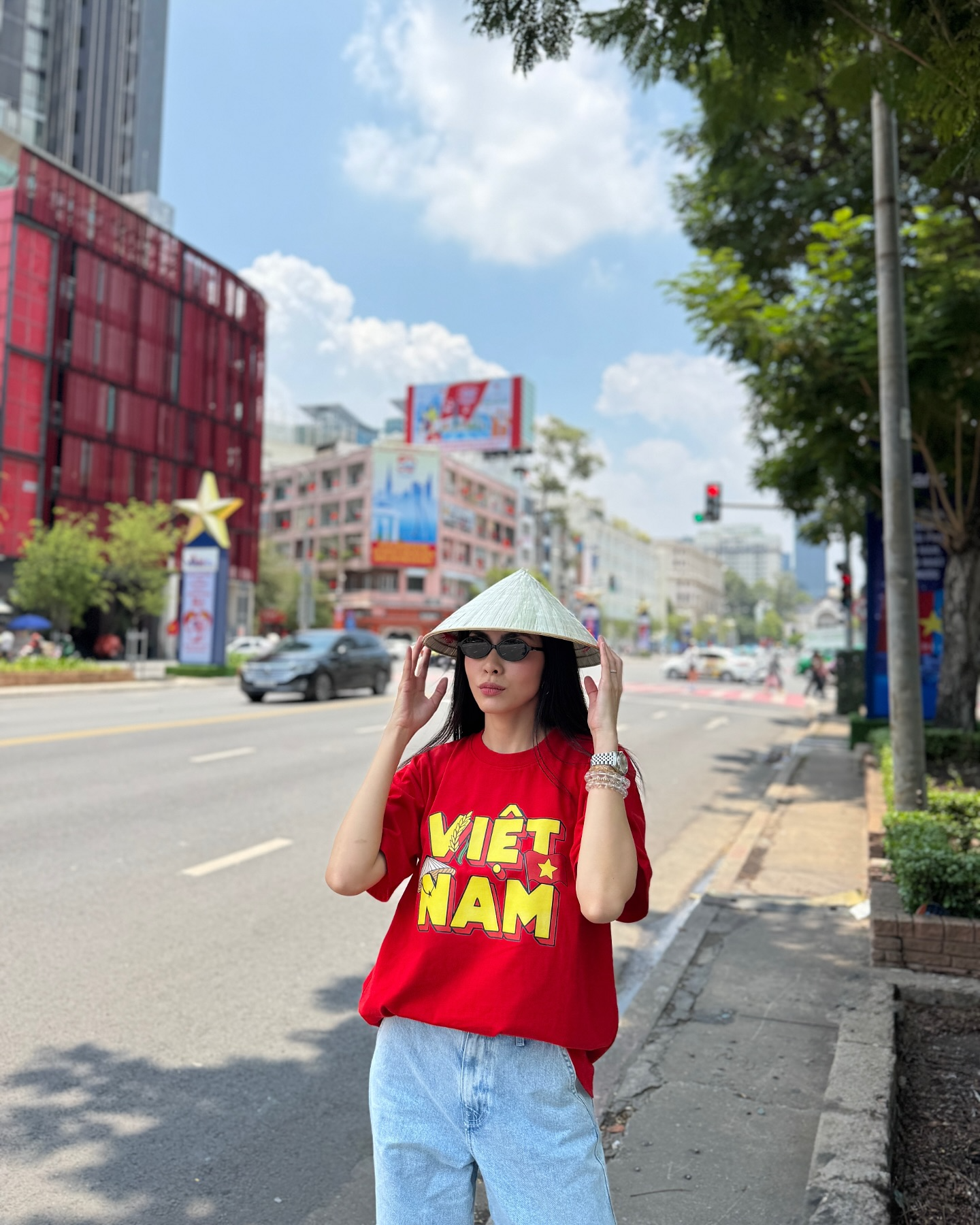 Vợ chồng Tăng Thanh Hà - Louis Nguyễn chia sẻ khoảnh khắc xúc động từ khán đài theo dõi Lễ diễu binh, diễu hành 30/4- Ảnh 2. Vợ chồng Tăng Thanh Hà - Louis Nguyễn chia sẻ khoảnh khắc xúc động từ khán đài theo dõi Lễ diễu binh, diễu hành 30/4- Ảnh 2.