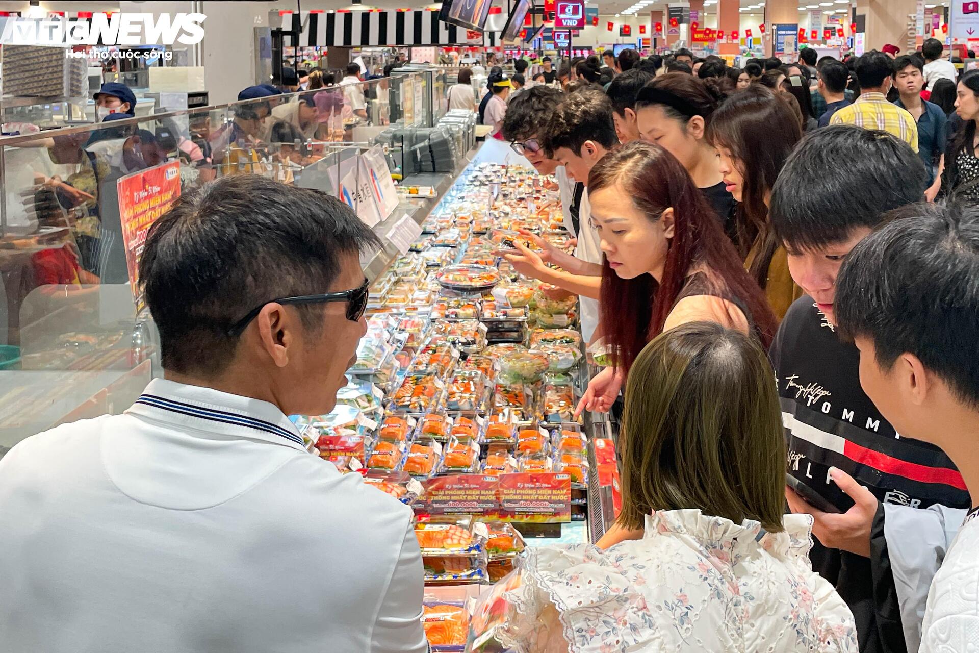Trung tâm thương mại chật cứng người mua sắm, ăn uống ngày lễ 30/4- Ảnh 6. Trung tâm thương mại chật cứng người mua sắm, ăn uống ngày lễ 30/4- Ảnh 6.