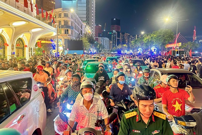 Nức lòng 'đại tiệc' pháo hoa mừng 50 năm thống nhất đất nước- Ảnh 26. Nức lòng 'đại tiệc' pháo hoa mừng 50 năm thống nhất đất nước- Ảnh 26.