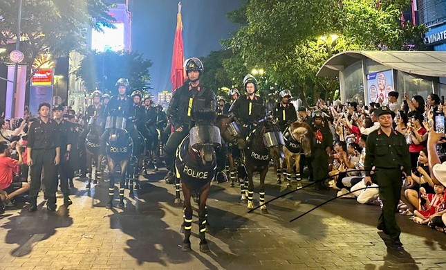 Nức lòng 'đại tiệc' pháo hoa mừng 50 năm thống nhất đất nước- Ảnh 21. Nức lòng 'đại tiệc' pháo hoa mừng 50 năm thống nhất đất nước- Ảnh 21.