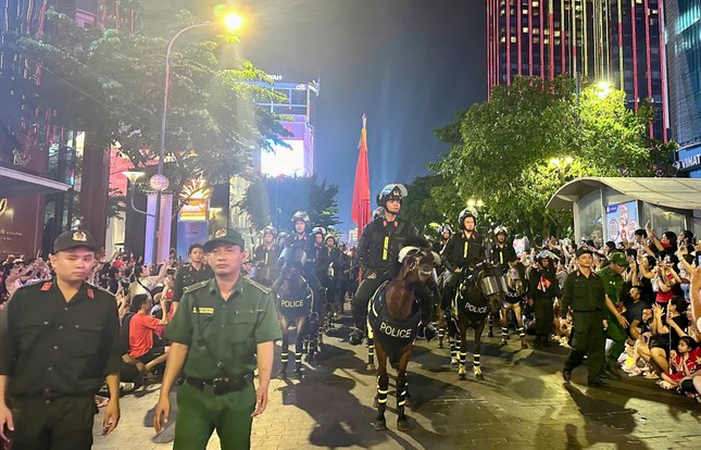 Nức lòng 'đại tiệc' pháo hoa mừng 50 năm thống nhất đất nước- Ảnh 20. Nức lòng 'đại tiệc' pháo hoa mừng 50 năm thống nhất đất nước- Ảnh 20.