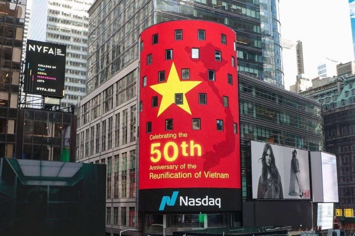 Hình ảnh cờ đỏ sao vàng xuất hiện trên màn hình lớn của NASDAQ ở Quảng trường Thời đại (Mỹ) mừng ngày 30/4- Ảnh 1. Hình ảnh cờ đỏ sao vàng xuất hiện trên màn hình lớn của NASDAQ ở Quảng trường Thời đại (Mỹ) mừng ngày 30/4- Ảnh 1.