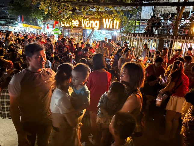 Nức lòng 'đại tiệc' pháo hoa mừng 50 năm thống nhất đất nước- Ảnh 10. Nức lòng 'đại tiệc' pháo hoa mừng 50 năm thống nhất đất nước- Ảnh 10.