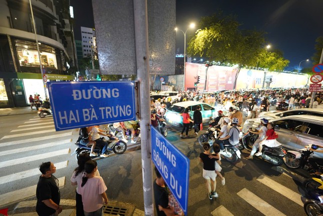 Nức lòng 'đại tiệc' pháo hoa mừng 50 năm thống nhất đất nước- Ảnh 16. Nức lòng 'đại tiệc' pháo hoa mừng 50 năm thống nhất đất nước- Ảnh 16.