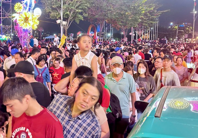 Nức lòng 'đại tiệc' pháo hoa mừng 50 năm thống nhất đất nước- Ảnh 29. Nức lòng 'đại tiệc' pháo hoa mừng 50 năm thống nhất đất nước- Ảnh 29.