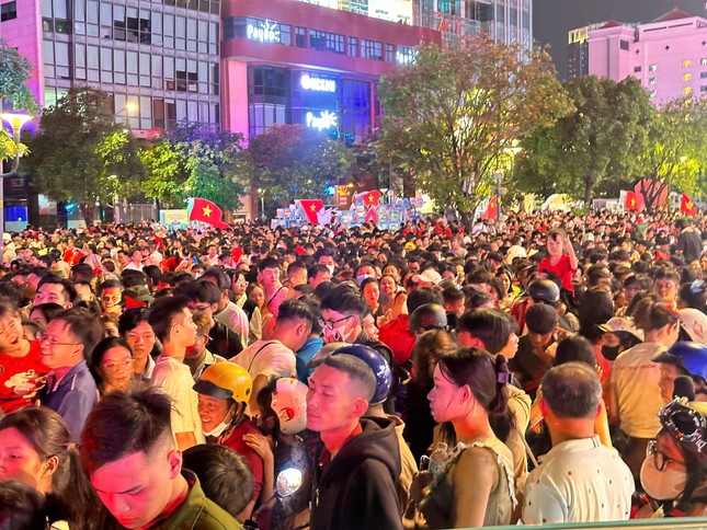 Nức lòng 'đại tiệc' pháo hoa mừng 50 năm thống nhất đất nước- Ảnh 32. Nức lòng 'đại tiệc' pháo hoa mừng 50 năm thống nhất đất nước- Ảnh 32.