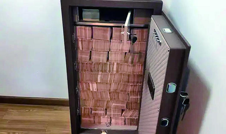 Phát hiện 6 kg vàng trong ổ gà, hơn 92 tỷ đồng trong kho thóc và đường ống PVC- Ảnh 2.