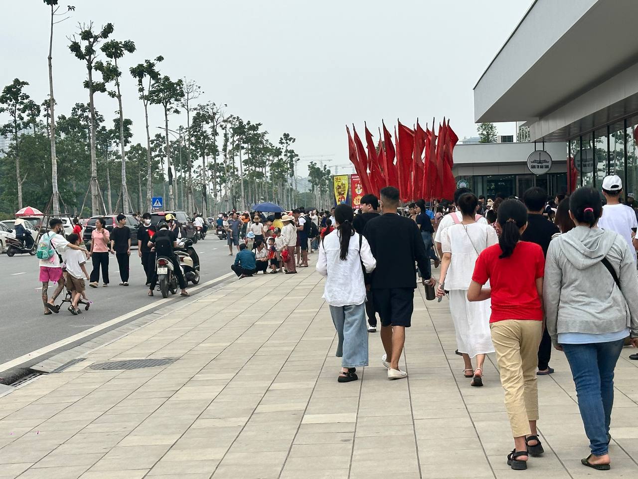 30/4: Bảo tàng Lịch sử Quân sự tạm ngưng đón khách vì quá tải, Đà Lạt lại mang đến khung cảnh khác lạ hiếm thấy- Ảnh 7. 30/4: Bảo tàng Lịch sử Quân sự tạm ngưng đón khách vì quá tải, Đà Lạt lại mang đến khung cảnh khác lạ hiếm thấy- Ảnh 7.