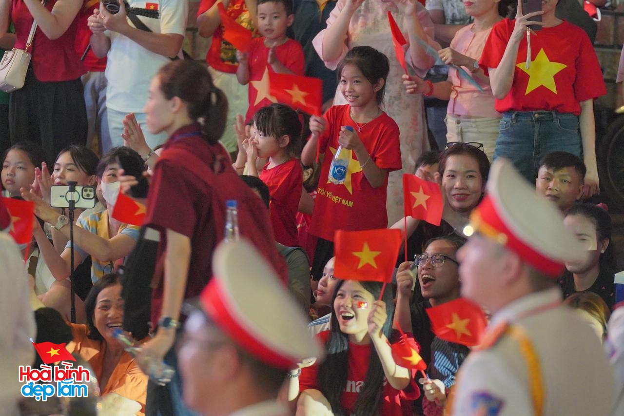 Ngay lúc này: Phố đi bộ Nguyễn Huệ chật kín người chờ xem pháo hoa đêm 30/4- Ảnh 11.