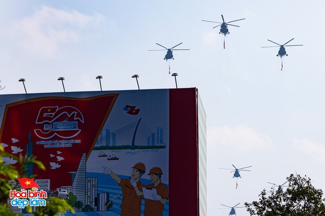 Cận cảnh Đại tá Nguyễn Thế Dũng dẫn đầu dàn máy bay tiêm kích Su-30MK2 nhào lộn trên bầu trời Dinh Độc lập ngày 30/4- Ảnh 13. Cận cảnh Đại tá Nguyễn Thế Dũng dẫn đầu dàn máy bay tiêm kích Su-30MK2 nhào lộn trên bầu trời Dinh Độc lập ngày 30/4- Ảnh 13.