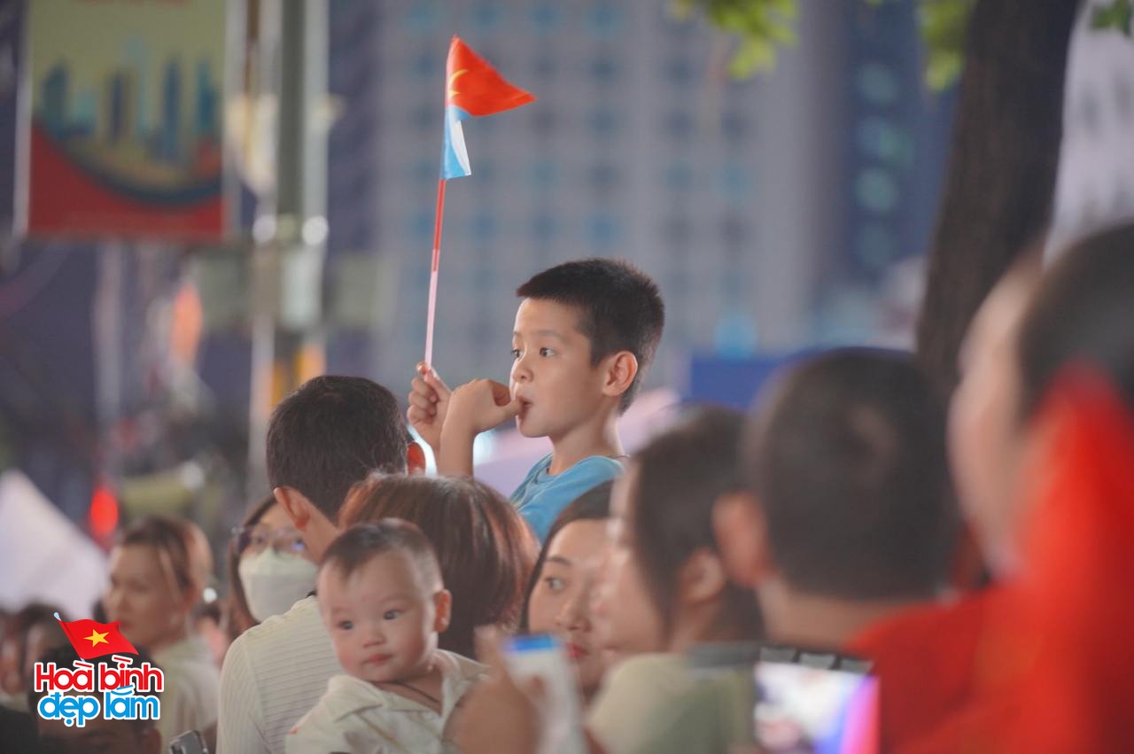 Ngay lúc này: Phố đi bộ Nguyễn Huệ chật kín người chờ xem pháo hoa đêm 30/4- Ảnh 13.