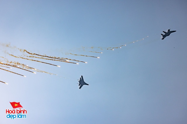 Cận cảnh Đại tá Nguyễn Thế Dũng dẫn đầu dàn máy bay tiêm kích Su-30MK2 nhào lộn trên bầu trời Dinh Độc lập ngày 30/4- Ảnh 5. Cận cảnh Đại tá Nguyễn Thế Dũng dẫn đầu dàn máy bay tiêm kích Su-30MK2 nhào lộn trên bầu trời Dinh Độc lập ngày 30/4- Ảnh 5.