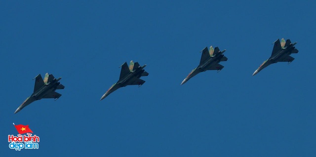 Cận cảnh Đại tá Nguyễn Thế Dũng dẫn đầu dàn máy bay tiêm kích Su-30MK2 nhào lộn trên bầu trời Dinh Độc lập ngày 30/4- Ảnh 4. Cận cảnh Đại tá Nguyễn Thế Dũng dẫn đầu dàn máy bay tiêm kích Su-30MK2 nhào lộn trên bầu trời Dinh Độc lập ngày 30/4- Ảnh 4.