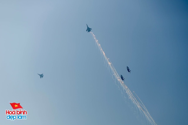 Cận cảnh Đại tá Nguyễn Thế Dũng dẫn đầu dàn máy bay tiêm kích Su-30MK2 nhào lộn trên bầu trời Dinh Độc lập ngày 30/4- Ảnh 9. Cận cảnh Đại tá Nguyễn Thế Dũng dẫn đầu dàn máy bay tiêm kích Su-30MK2 nhào lộn trên bầu trời Dinh Độc lập ngày 30/4- Ảnh 9.