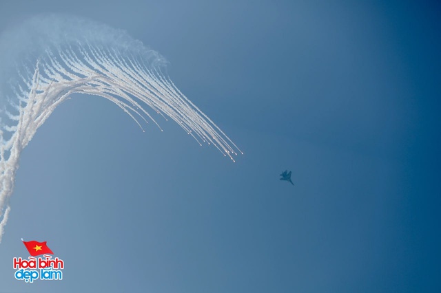 Cận cảnh Đại tá Nguyễn Thế Dũng dẫn đầu dàn máy bay tiêm kích Su-30MK2 nhào lộn trên bầu trời Dinh Độc lập ngày 30/4- Ảnh 8. Cận cảnh Đại tá Nguyễn Thế Dũng dẫn đầu dàn máy bay tiêm kích Su-30MK2 nhào lộn trên bầu trời Dinh Độc lập ngày 30/4- Ảnh 8.