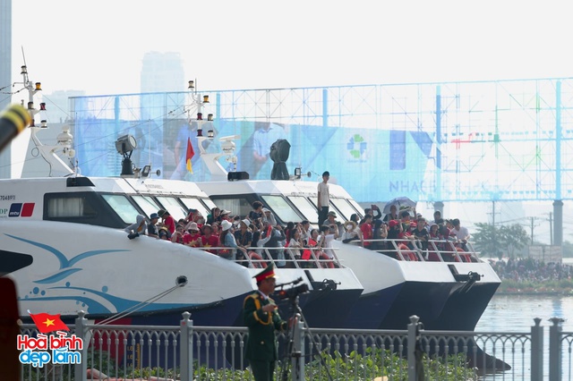 Cận cảnh Đại tá Nguyễn Thế Dũng dẫn đầu dàn máy bay tiêm kích Su-30MK2 nhào lộn trên bầu trời Dinh Độc lập ngày 30/4- Ảnh 14. Cận cảnh Đại tá Nguyễn Thế Dũng dẫn đầu dàn máy bay tiêm kích Su-30MK2 nhào lộn trên bầu trời Dinh Độc lập ngày 30/4- Ảnh 14.