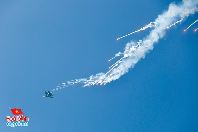 Cận cảnh Đại tá Nguyễn Thế Dũng dẫn đầu dàn máy bay tiêm kích Su-30MK2 nhào lộn trên bầu trời Dinh Độc lập ngày 30/4- Ảnh 6. Cận cảnh Đại tá Nguyễn Thế Dũng dẫn đầu dàn máy bay tiêm kích Su-30MK2 nhào lộn trên bầu trời Dinh Độc lập ngày 30/4- Ảnh 6.