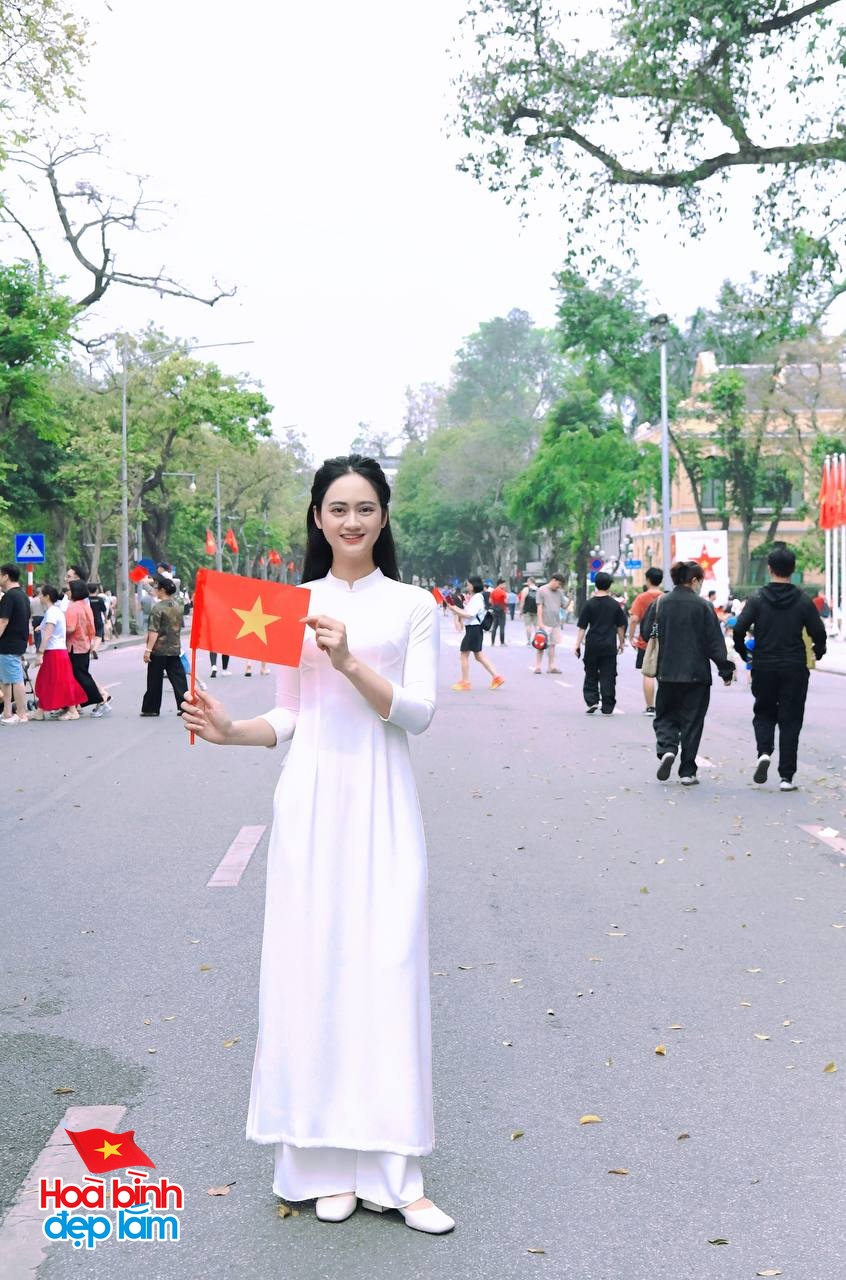 30/4 - Hà Nội, một ngày bình yên và đầy tự hào- Ảnh 1. 30/4 - Hà Nội, một ngày bình yên và đầy tự hào- Ảnh 1.