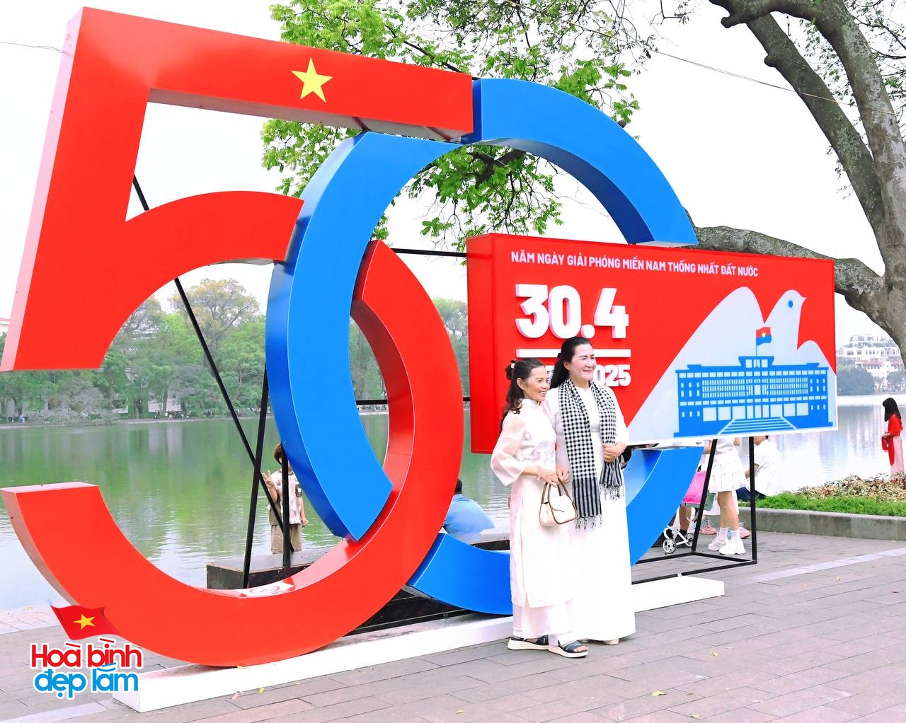 30/4 - Hà Nội, một ngày bình yên và đầy tự hào- Ảnh 23. 30/4 - Hà Nội, một ngày bình yên và đầy tự hào- Ảnh 23.