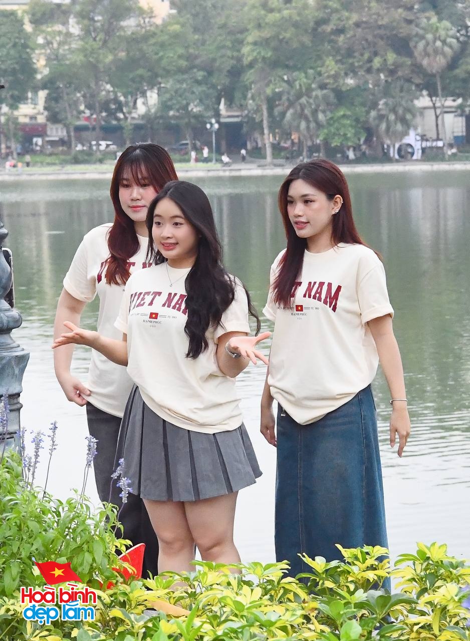 30/4 - Hà Nội, một ngày bình yên và đầy tự hào- Ảnh 14. 30/4 - Hà Nội, một ngày bình yên và đầy tự hào- Ảnh 14.
