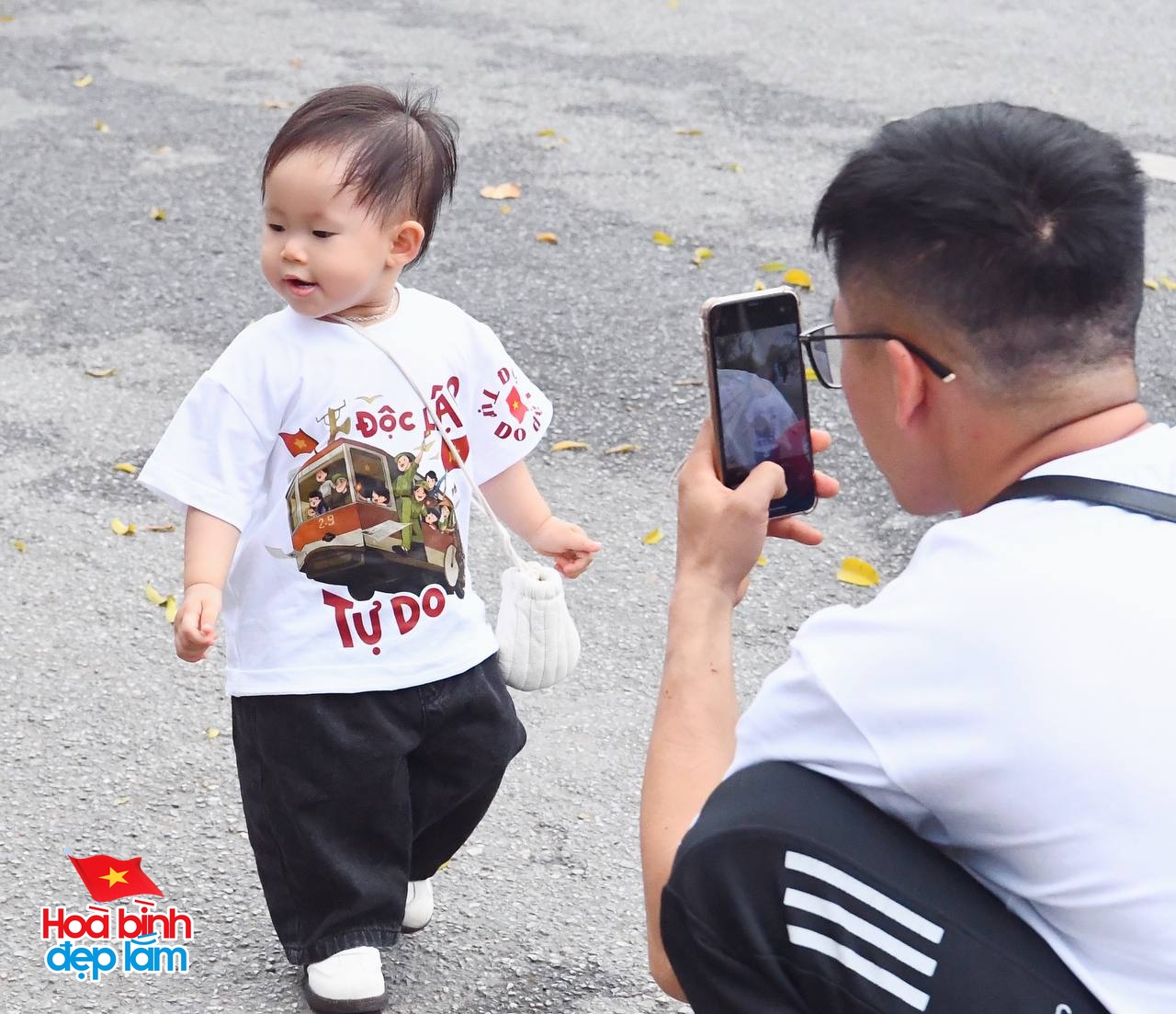 30/4 - Hà Nội, một ngày bình yên và đầy tự hào- Ảnh 21. 30/4 - Hà Nội, một ngày bình yên và đầy tự hào- Ảnh 21.