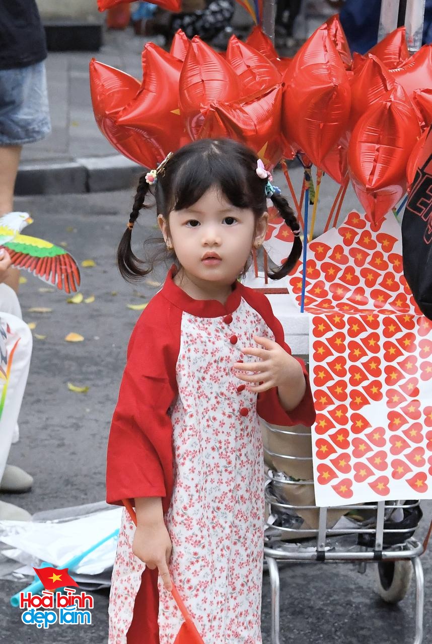 30/4 - Hà Nội, một ngày bình yên và đầy tự hào- Ảnh 19. 30/4 - Hà Nội, một ngày bình yên và đầy tự hào- Ảnh 19.
